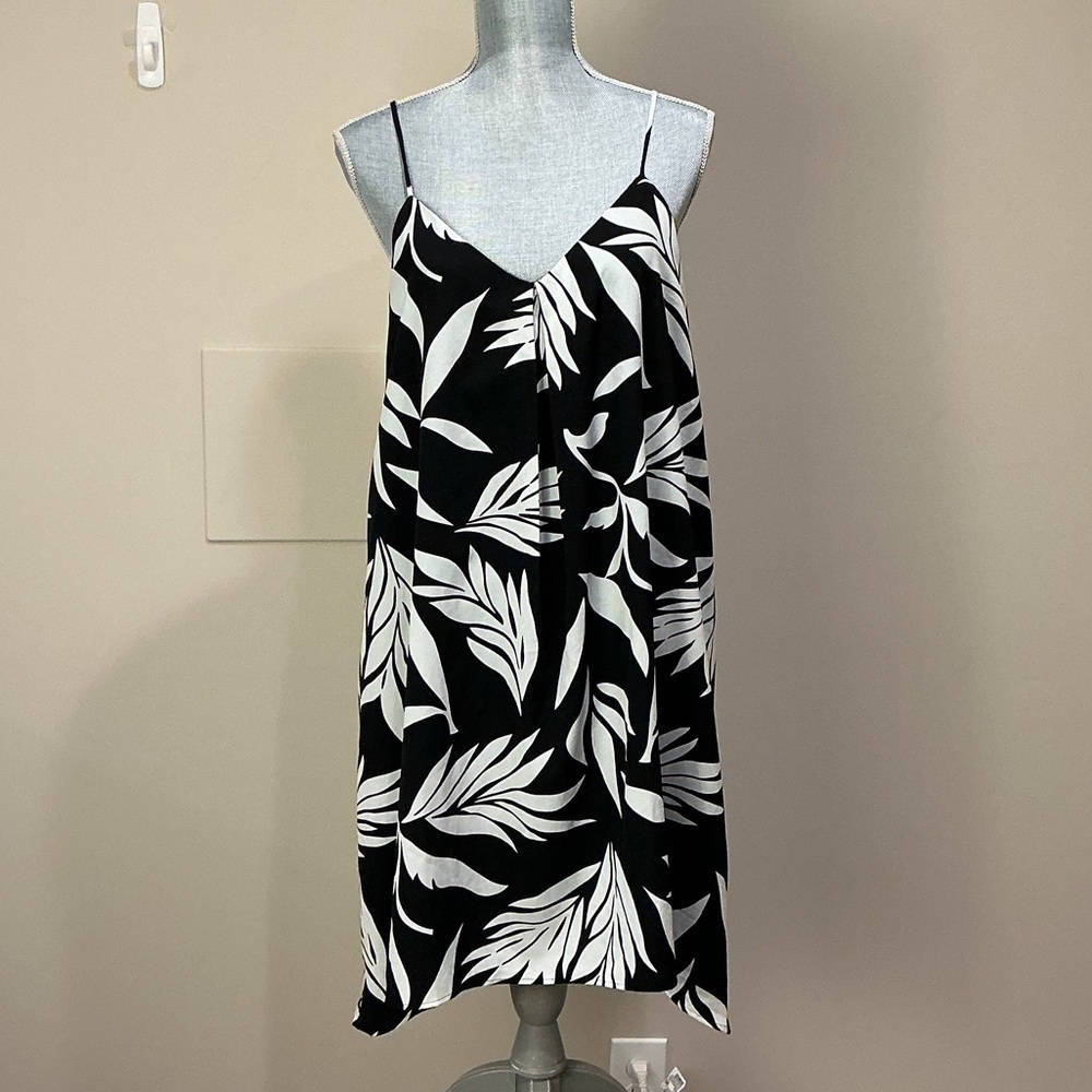 Loft Black  & White Leaf Print spaghetti strap Sun Dress, V neck, flowy, size M